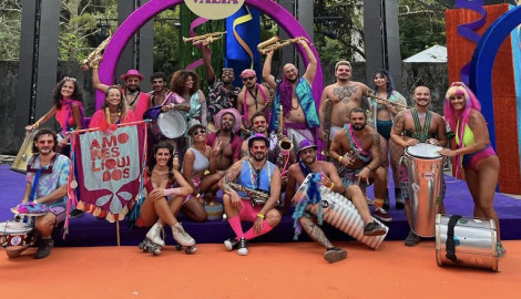 Apoie o Amores Líquidos a botar o bloco na rua