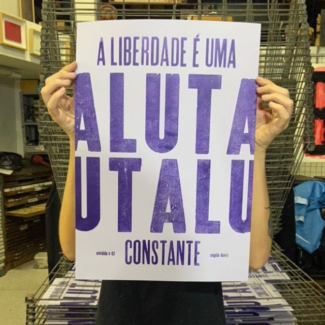POSTER TIPOGRÁFICO - FRASE ANGELA DAVIS