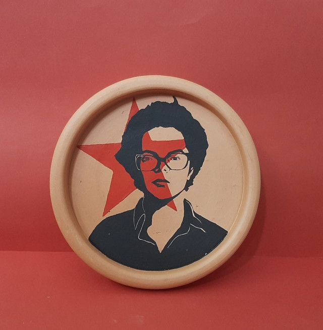 Prato de barro com pintura da Dilma